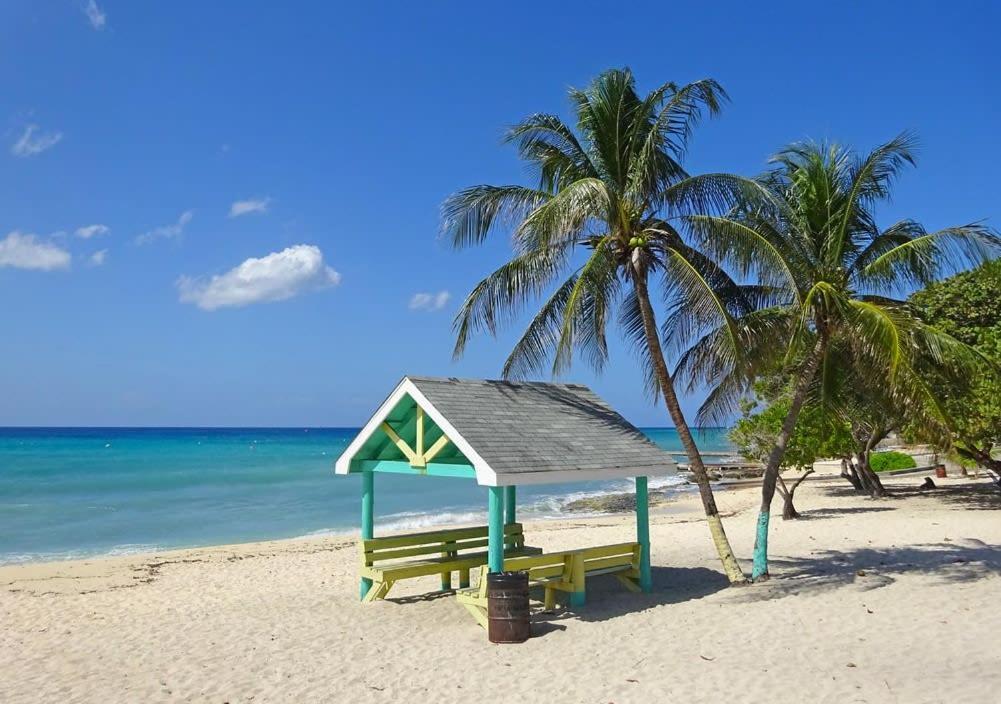 Sea Breezes At Siena Gardens West Bay Exteriör bild